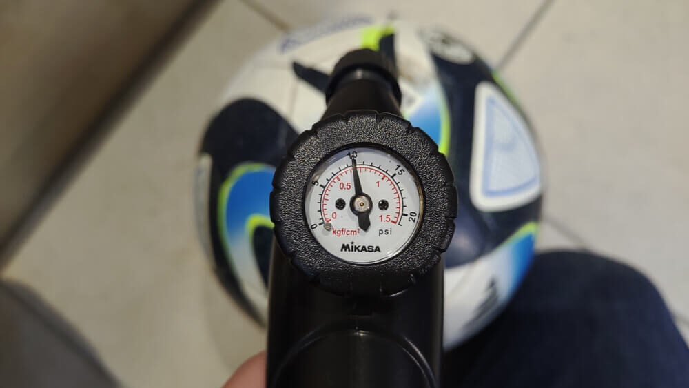 サッカーボールの空気圧